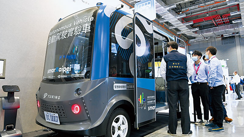 智慧城市展亮相的自駕巴士，已上路測試，但未來仍須克服車流、光線等因素對速度與穩定度的影響。